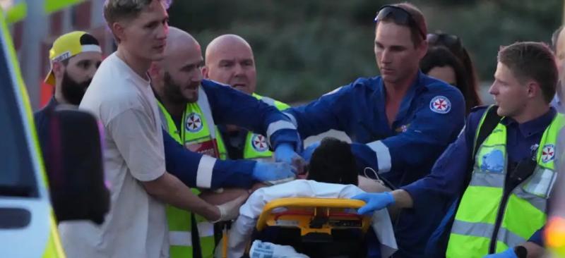 T13 - Padre e hijo mataron a 15 personas en ataque terrorista durante celebración de Janucá en playa de Australia | DW