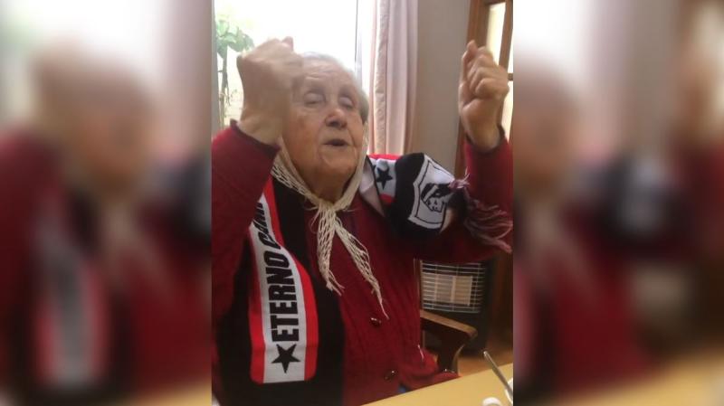 Instagram/laabuelaalba - Señora Miti, la popular Abuela Alba, hincha incondicional de Colo-Colo