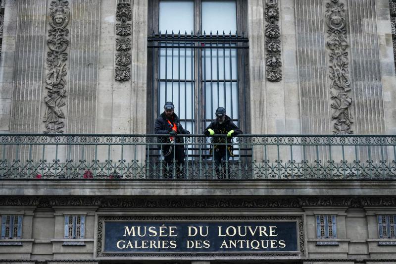 Louvre instala una reja en la ventana del robo - AFP