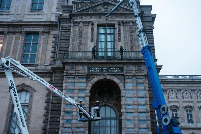 Louvre instala una reja en la ventana del robo - AFP