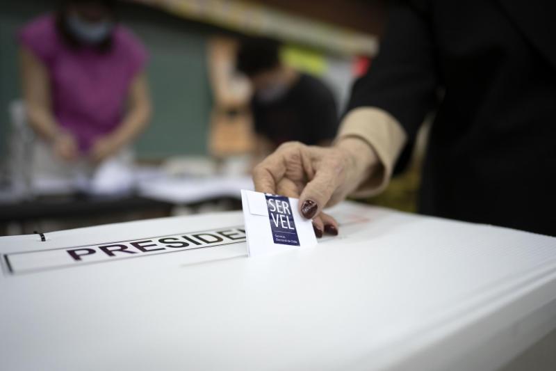 ¿Cómo votar si tu domicilio son aguas internacionales? El vacío legal que afecta a chileno que trabaja en un crucero - Agencia Uno