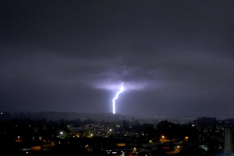 T13 - Alerta por tormentas eléctricas se extiende por cuatro días y abarca 10 regiones: Así avanzará el sistema | Agencia UNO