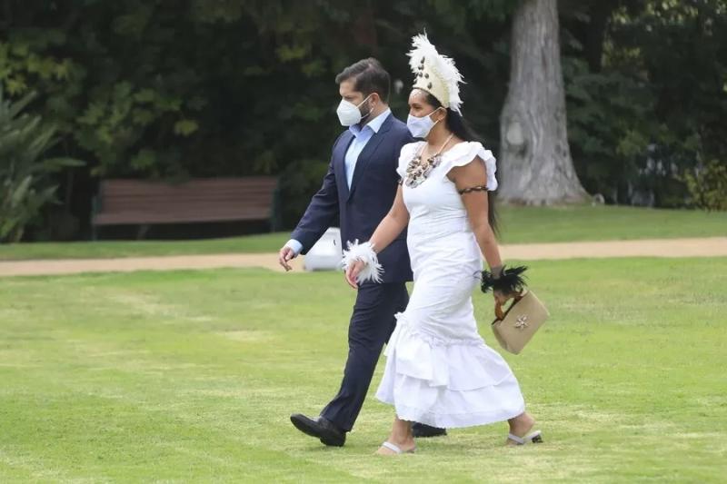 Gabriel Boric junto a Manahi Pakarati el día del cambio de mando en 2022. Foto: Agencia UNO.
