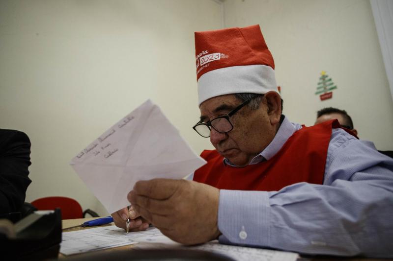 Agencia Uno - Persona de la tercera edad con gorro navideño, referencial