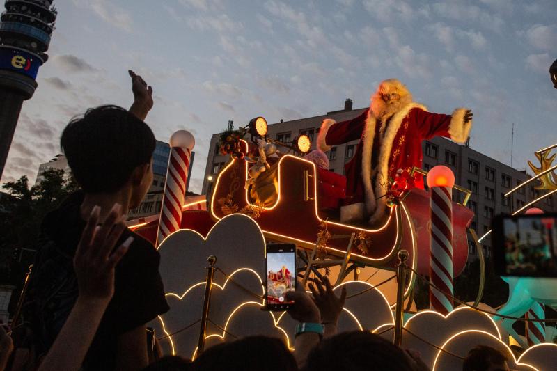 Caravana navideña llega a Santiago: revisa fechas, rutas y comunas por las que pasará - Agencia Uno