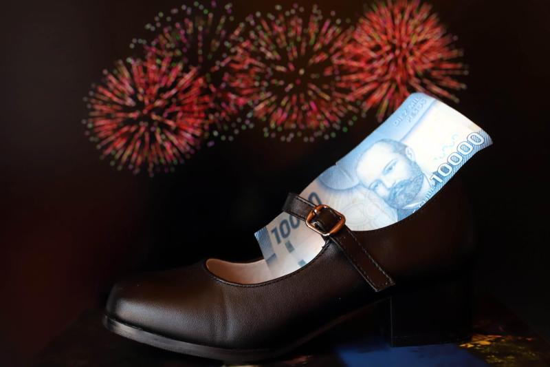 Agencia Uno - Guardar dinero en el zapato derecho para atraer abundancia, una de las cábalas más conocidas