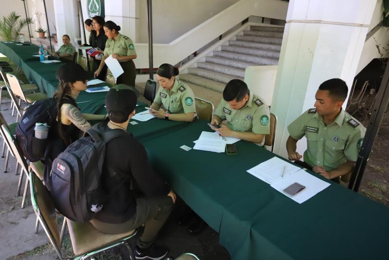 Agencia Uno - Personas validando trámite de Comisaría Virtual