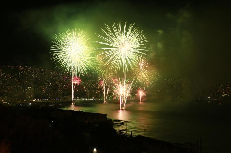 T13 - Año Nuevo 2026: Estas son todas las comunas donde habrá fuegos artificiales y shows en Chile | Agencia UNO