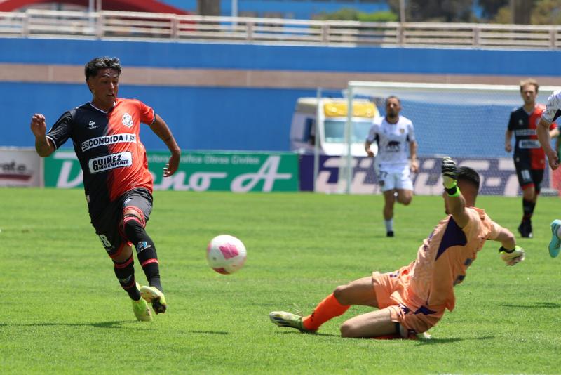 Agencia UNO - Guarello carga contra nueva cancha sintética para el fútbol chileno | T13