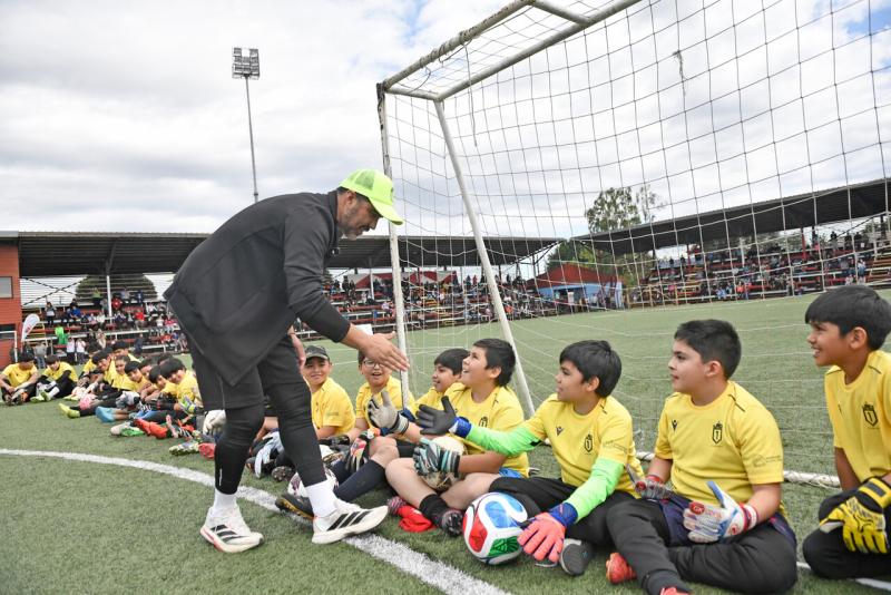 Agencia UNO - Claudio Bravo y posible arribo de Pellegrini a La Roja: "Qué mejor que él sea el DT de nuestra selección"