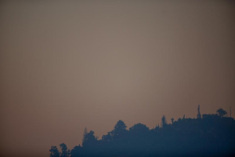 Agencia Uno - Autoridades llaman a tomar precauciones por llegada de humo a Santiago desde incendio en San Pedro de Melipilla