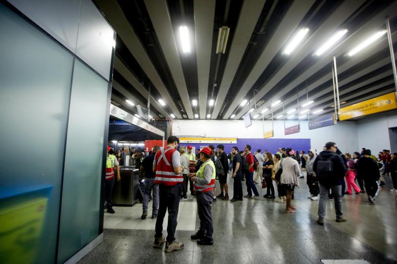 Agencia Uno - Otra caótica mañana tuvieron algunos capitalinos debido a una falla del Metro