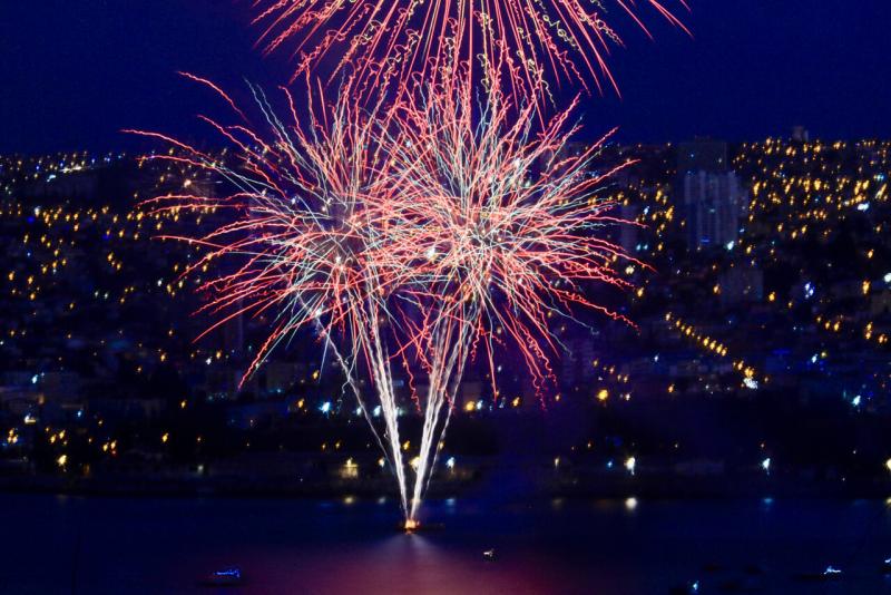 Agencia Uno - Ensayo de los fuegos artificiales de Año Nuevo en Valparaíso