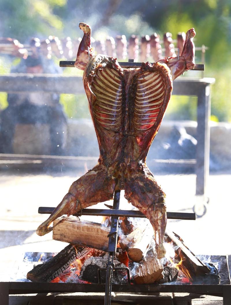 Cordero al Palo chileno sorprende al mundo y se posiciona entre las mejores preparaciones del planeta - Agencia Uno