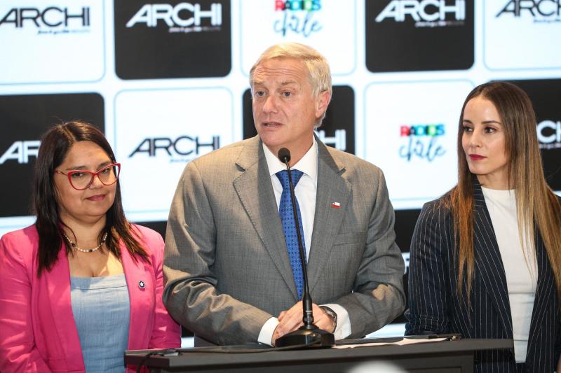 Aton- Sedini junto al Presidente electo