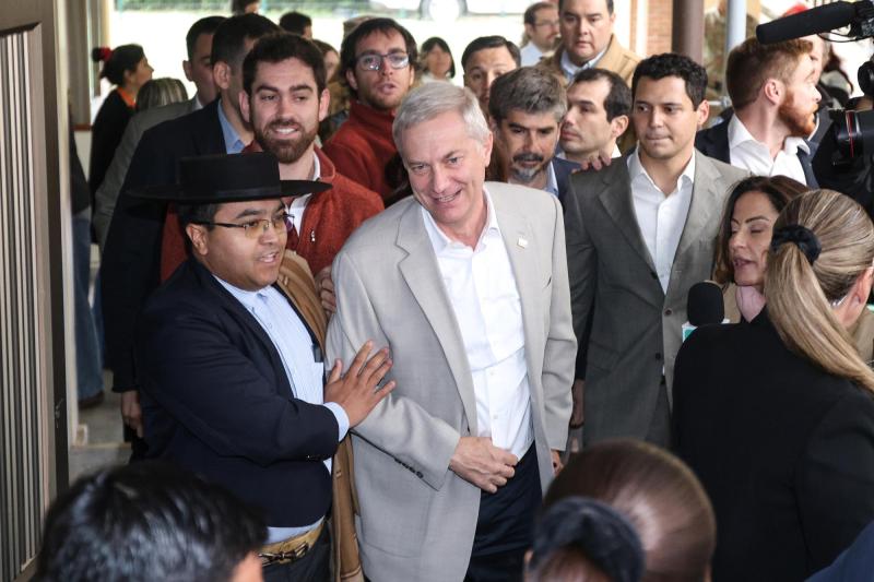 Aton- Kast votando en segunda vuelta