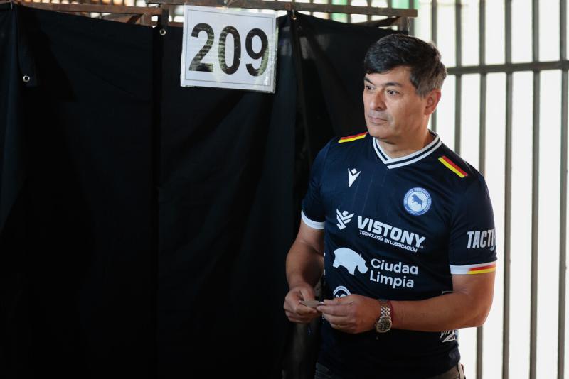 Aton - Franco Parisi votando en las elecciones presidenciales