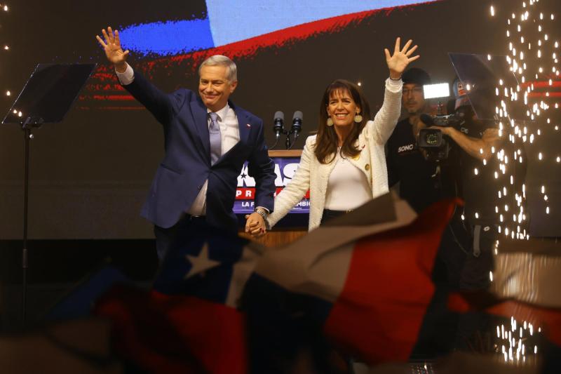 Aton- Kast triunfó en la segunda vuelta