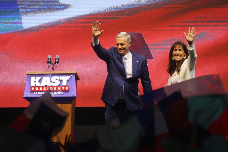 "Ansío mostrarle mis respetos pronto": Trump se atribuye parte del triunfo electoral de Kast