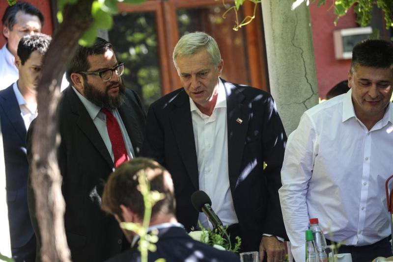 Aton- La primera actividad de Kast tras ser electo