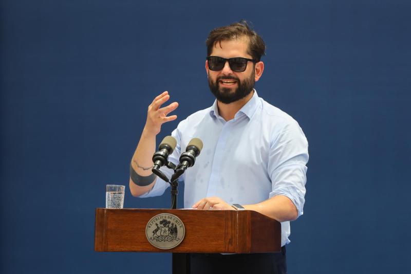 Aton- Presidente Boric en la entrega de premios