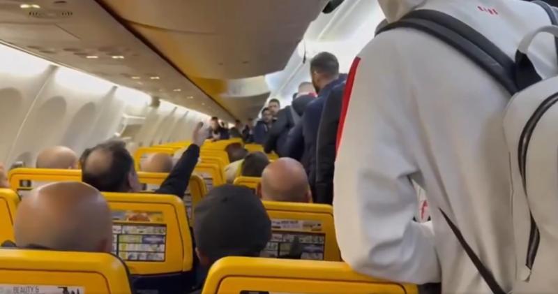 @PianetaBari - Escándalo en Italia por pelea entre hinchas y jugadores del Bari