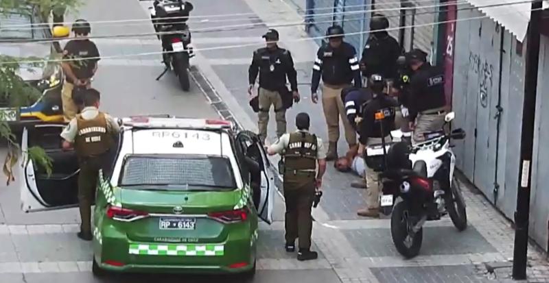 T13 - Se jactaba de lo que hizo: Detienen a ambulante extranjero que apuñaló a guardia municipal durante fiscalización en Santiago | Captura de video - Canal 13