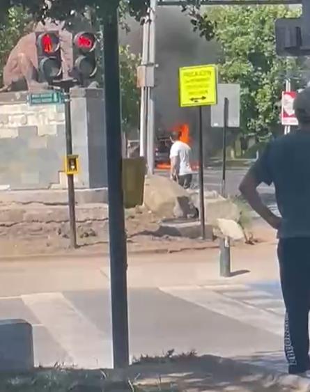 Vehículo se incendió frente al Costanera Center tras sufrir falla mecánica | Captura de video - RRSS
