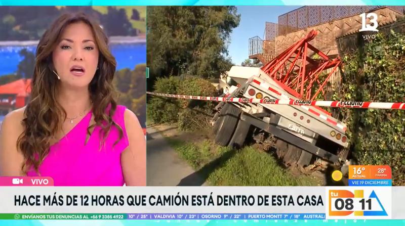 Canal 13 - Camión que llevaba una grúa terminó impactando una casa
