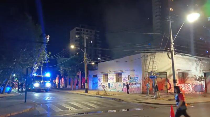 Bomberos acude a segunda alarma de incendio en cité de Santiago