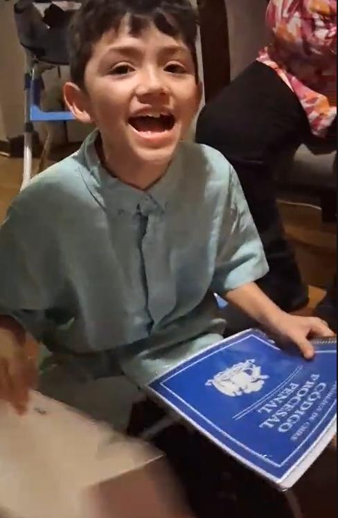 Niño se emocionó tras recibir Código Procesal Penal como regalo de Navidad | Tiktok @danialeu