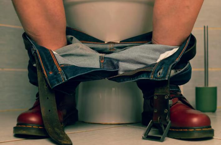 ¿De pie o sentado?: Urólogo revela cuál es la forma más saludable de orinar para los hombres - Freepik