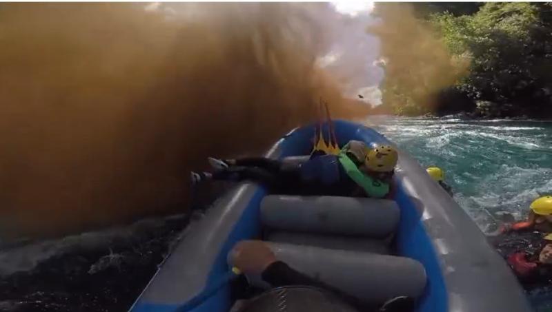 Captan impactante derrumbe en río Bueno