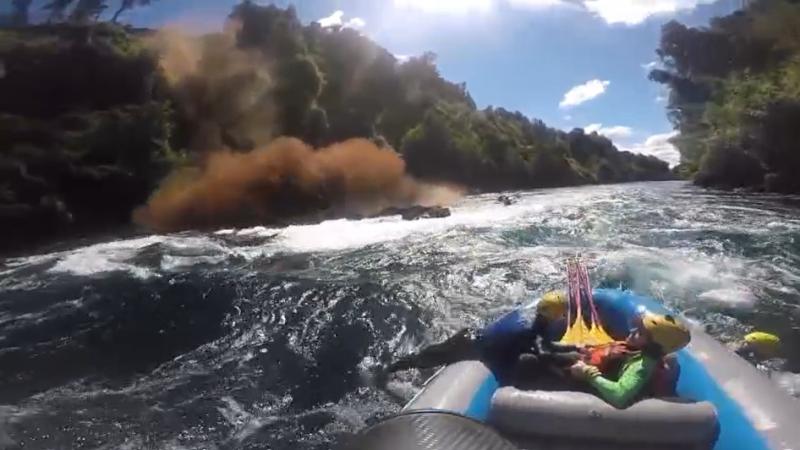 Captan impactante derrumbe en río Bueno