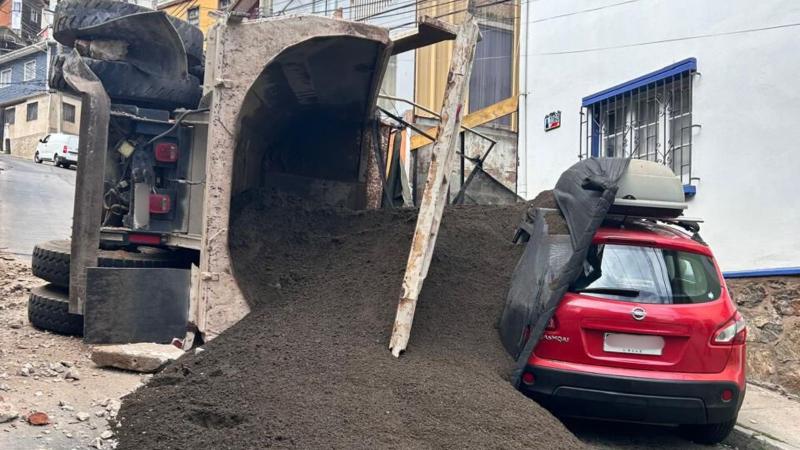 Tolva volcó sobre un auto en Valparaíso - Foto cedida