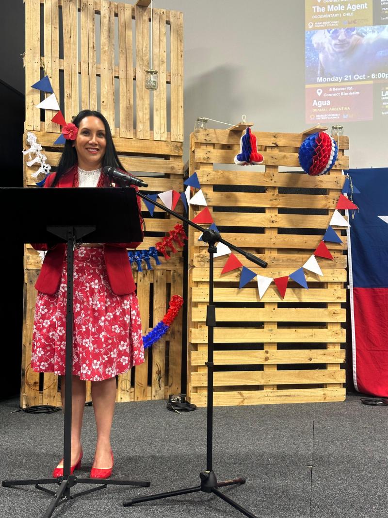 Manahi Pakarati fue reprendida por foto por la autodeterminación de Rapa Nui - Foto de la embajada de Chile en Nueva Zelanda