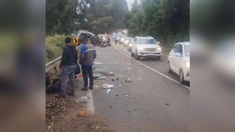 T13 - Bus terminó desbarrancado y furgón destruido tras fuerte colisión en región de Valparaíso