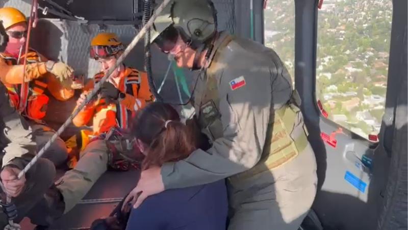 T13 - Así fue el momento en que Carabineros rescató en helicóptero a mujer atrapada por incendio en cerros de San Carlos de Apoquindo