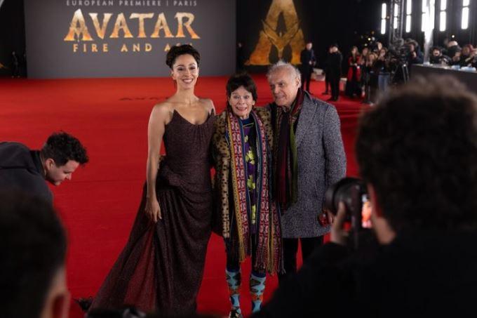 Oona Chaplin con sus padres en la alfombra roja de Avatar 3 - Instagram Oona Chaplin
