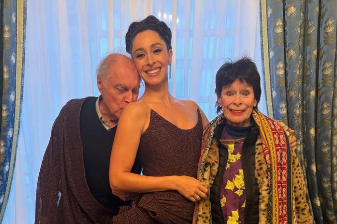 Oona Chaplin con sus padres en la alfombra roja de Avatar 3 - Instagram Oona Chaplin