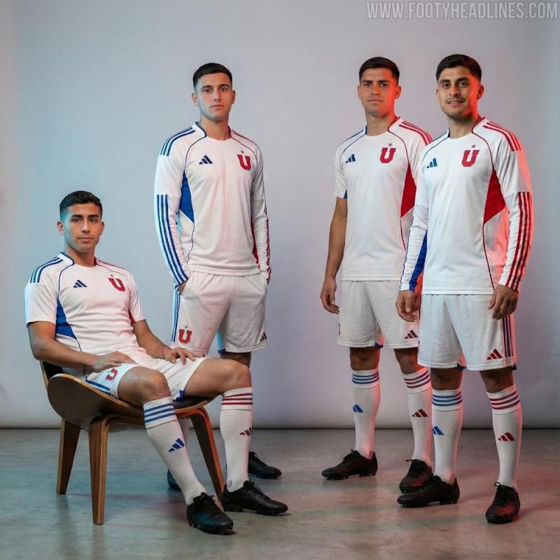 Así se vería la camiseta suplente de la Universidad de Chile según Footy Headlines. Imagen creada con IA.