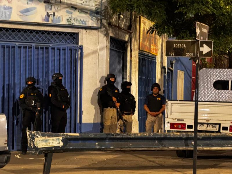 Al menos tres detenidos en operativo en Barrio Meiggs: Buscarían desarticular "mafia extranjera"