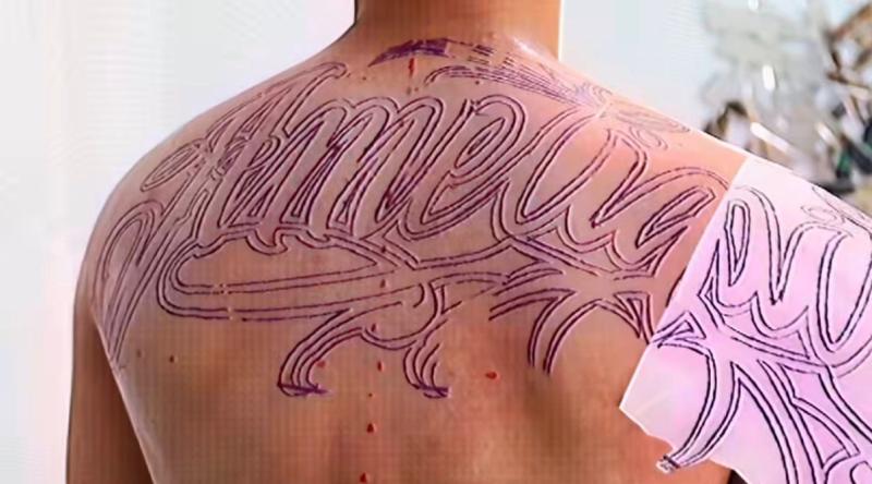 Instagram - AK4:20 tatuándose el nombre de la hija que tendrá con Ignacia Antonia