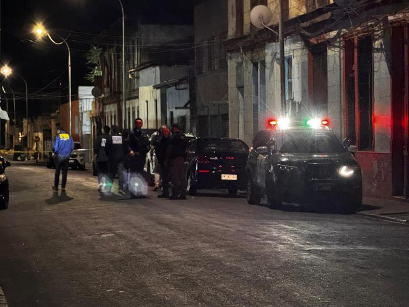 T13 - Balean a un hombre y una mujer desde un auto en Recoleta