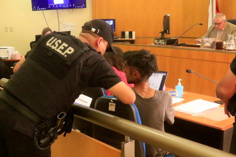 T13 - “Al primero que ven lo acusan”: Hombre en situación de calle quedó libre tras ser detenido por incendio forestal en el Maule - Captura de video - ATON