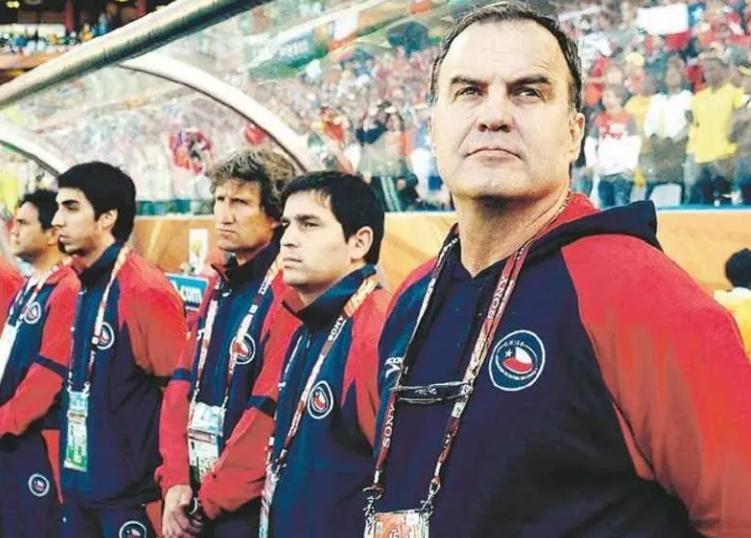 Francisco Meneghini con Marcelo Bielsa en Sudáfrica (2010) - Photosport