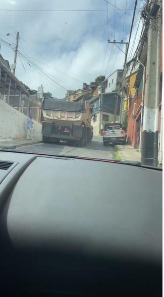 Camión volcó en el cerro El Litre - Captura