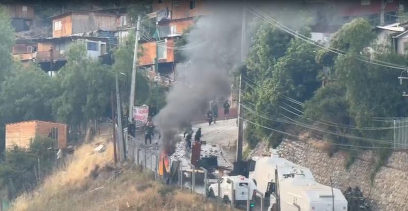 Toma en Cerro 18 se resiste a desalojo: Se registran barricadas y enfrentamientos con Carabineros