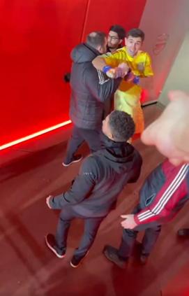 "Dibu" Martínez fue pifiado por su ex club y casi se va a los golpes - Captura X: @giraltpablo)