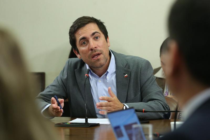 UDI - Diputado Martínez anuncia proyecto de ley para prohibir redes sociales a menores de 16 años